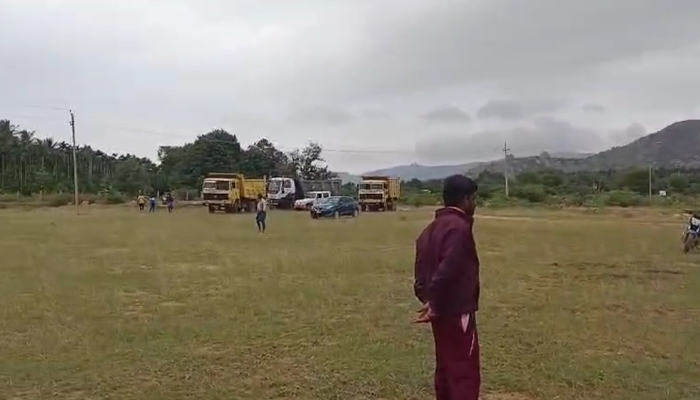 ತಿಪ್ಪಯನದುರ್ಗ ಗ್ರಾಮದಲ್ಲಿ ಮಣ್ಣು ಹಗರಣ: ಪ್ರಶ್ನಿಸಿದಾಗ ಸ್ಥಳೀಯ ಶಾಸಕರ ಹೆಸರು ದುರ್ಬಳಕೆ! pavagada