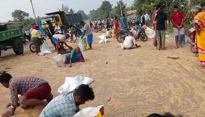 ಎರಡು ಲಾರಿಗಳ ನಡುವೆ ಅಪಘಾತ: ಲಾರಿಯಿಂದ ಚೆಲ್ಲಿದ ಗೋದಿ ಕಂಡವರ ಪಾಲು! shira