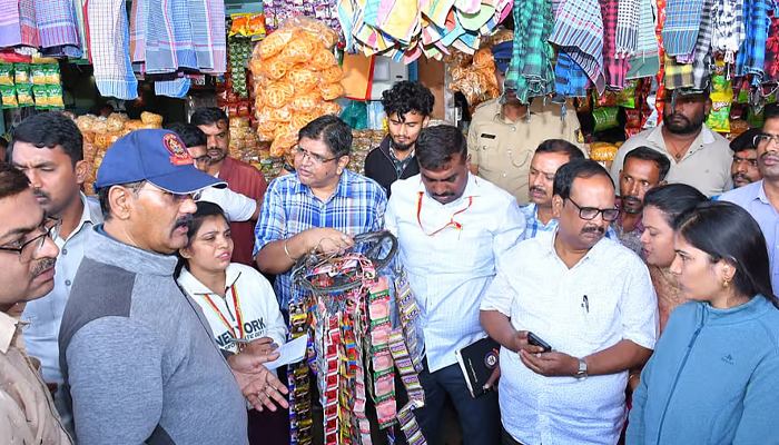 ತುಮಕೂರು: ನಗರದ ವಿವಿಧೆಡೆ ಉಪಲೋಕಾಯುಕ್ತ ನ್ಯಾಯಮೂರ್ತಿ ದಿಢೀರ್ ಭೇಟಿ: ಅಧಿಕಾರಿಗಳು, ಅಂಗಡಿ ಮಾಲಿಕರಿಗೆ ತರಾಟೆ tumakuru