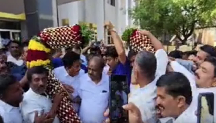 ಮಂಡ್ಯದಲ್ಲಿ ಹೆಚ್.ಡಿ. ಕುಮಾರಸ್ವಾಮಿ ಹುಟ್ಟುಹಬ್ಬ ಅದ್ದೂರಿ ಆಚರಣೆ, ಸಿಕ್ಕಿದ ಗಿಫ್ಟ್ ಏನು ಗೊತ್ತಾ?