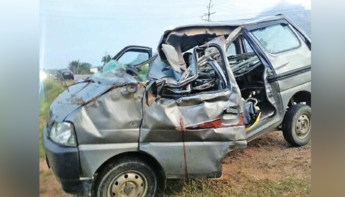 ಮಂಜು ಮುಸುಕಿದ ರಸ್ತೆ: ಕಾರು ಪಲ್ಟಿಯಾಗಿ ದಂಪತಿ ಸಾವು madhugiri