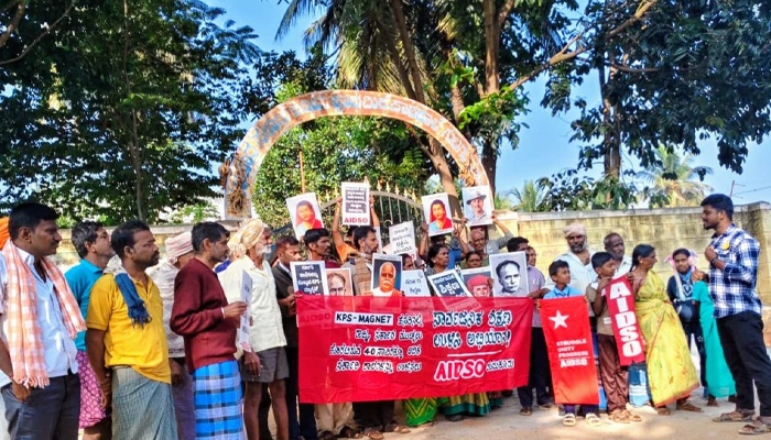 ತುಮಕೂರು | ಗುಲಗಂಜಿ ಹಳ್ಳಿಯ ಶಾಲೆ ಉಳಿಸಲು ಪೋಷಕರಿಂದ ಪ್ರತಿಭಟನೆ protest