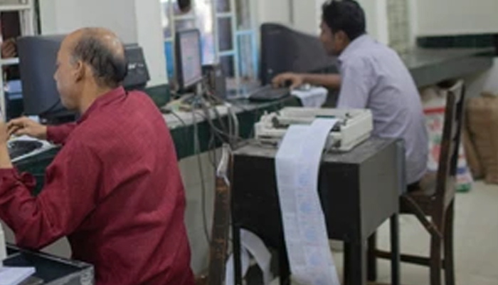 ರೈಲ್ವೆ ಪರಿಹಾರ ವಿಳಂಬ: ಪೀಠೋಪಕರಣ ಜಪ್ತಿ