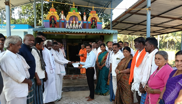 ತಿಪಟೂರು | ಶನೇಶ್ವರ ಸ್ವಾಮಿ ದೇವಾಲಯದ ಜೀರ್ಣೋದ್ದಾರಕ್ಕೆ ಧರ್ಮಸ್ಥಳ ಸಂಘದಿಂದ 1 ಲಕ್ಷ ರೂ. ಮಂಜೂರು tipatur