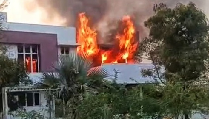 ಬ್ಯಾನರ್ ವಿವಾದದ ಬೆನ್ನಲ್ಲೇ ಜನಾರ್ದನ ರೆಡ್ಡಿ ಮಾಡೆಲ್ ಹೌಸ್ ಗೆ ಕಿಡಿಗೇಡಿಗಳಿಂದ ಬೆಂಕಿ! reddys model house