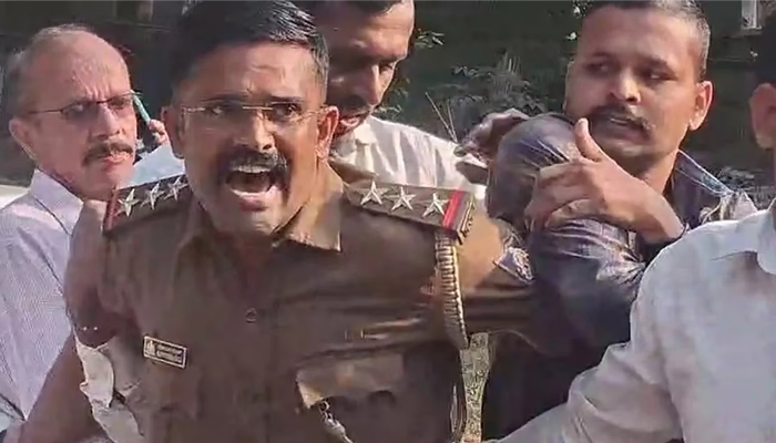 ಲಂಚ ಪಡೆಯುತ್ತಿದ್ದಾಗ ಲೋಕಾಯುಕ್ತ ಬಲೆಗೆ ಬಿದ್ದ ಪೊಲೀಸ್ ಇನ್ಸ್’ಪೆಕ್ಟರ್; ಮೈದಾನದಲ್ಲೇ ಹೈಡ್ರಾಮಾ! lokayuktha