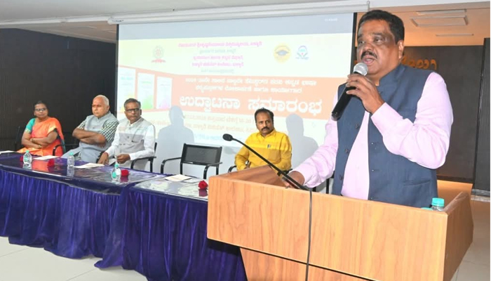 ಬಳ್ಳಾರಿ: ಪಠ್ಯಪುಸ್ತಕಗಳು ಶೈಕ್ಷಣಿಕ ವ್ಯವಸ್ಥೆಯಲ್ಲಿ ಮುಖ್ಯ ಪಾತ್ರ ವಹಿಸುತ್ತವೆ: ಪ್ರೊ.ಎಂ.ಮುನಿರಾಜು book