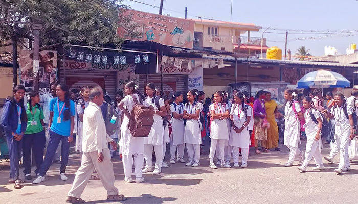 ಮಧುಗಿರಿ: ಬಸ್ ನಿಲ್ದಾಣಗಳಲ್ಲಿ ತಂಗುದಾಣಗಳ ಕೊರತೆ; ಪ್ರಯಾಣಿಕರ ಪರದಾಟ madhugiri