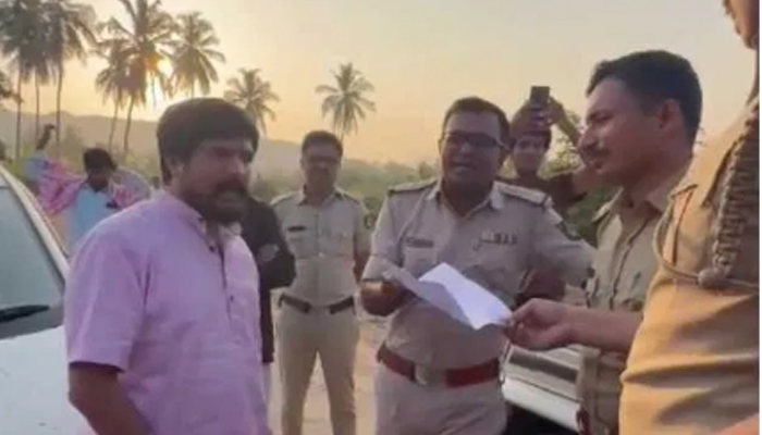 ಜಿಲ್ಲಾಡಳಿತದ ನಿರ್ಬಂಧಕ್ಕೆ ಡೋಂಟ್ ಕೇರ್: ಪೊಲೀಸರ ಎದುರೇ ಅಂಜನಾದ್ರಿ ಬೆಟ್ಟ ಏರಿದ ಪುನೀತ್ ಕೆರೆಹಳ್ಳಿ! puneeth kerehalli