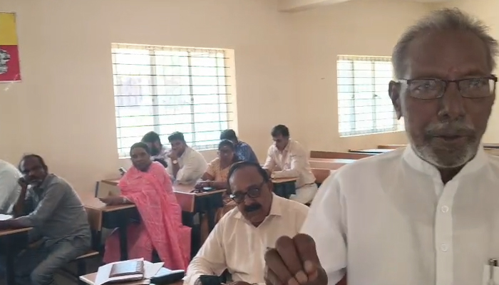 ರಾಷ್ಟ್ರನಾಯಕರ ಜಯಂತಿ ಆಚರಣಾ ಪೂರ್ವಭಾವಿ ಸಭೆಗೆ ಅಧಿಕಾರಿಗಳು ಗೈರು: ಸಭೆಯಿಂದ ಹೊರ ನಡೆದ ಮುಖಂಡರು sargur