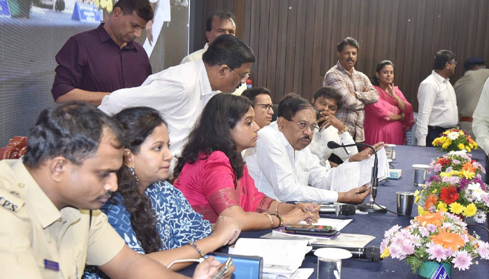 ‘ಜನತಾ ದರ್ಶನ’ ಕಾರ್ಯಕ್ರಮದಲ್ಲಿ ಪರಮೇಶ್ವರ್ ಗೆ ನೇರ ಪ್ರಶ್ನೆ: ಕೆಆರ್ ಎಸ್ ಪಕ್ಷದ ವಿರುದ್ಧ ಕಾಂಗ್ರೆಸ್ ಮುಖಂಡರಿಂದ ಕಿಡಿ janatha darshana