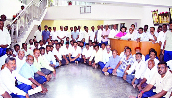 ನಿಂದನೆ: ಟೆಂಪಲ್ ವಿಭಾಗೀಯ ಕಚೇರಿಯಲ್ಲಿ ಕಾರ್ಯನಿರ್ವಹಿಸುತ್ತಿರುವ ದರ್ಶನ್ ವಿರುದ್ಧ ಗುತ್ತಿಗೆದಾರರಿಂದ ಪ್ರತಿಭಟನೆ protest