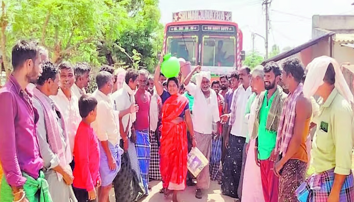 ಶಿರಾದ ಹೊನ್ನೇನಹಳ್ಳಿಯಲ್ಲಿ ಕುಡಿಯುವ ನೀರಿಗಾಗಿ ಗ್ರಾಮಸ್ಥರ ಪ್ರತಿಭಟನೆ; ಕೊಳವೆಬಾವಿ ಕೊರೆಯುವ ವಾಹನ ತಡೆದು ಆಕ್ರೋಶ