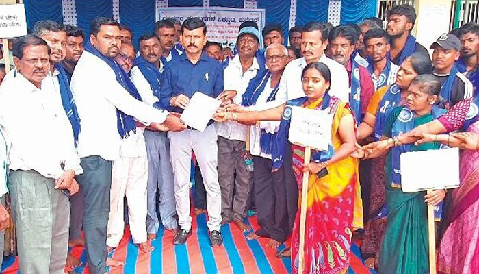 ಕುಣಿಗಲ್: ಗ್ರಾಪಂ ಸ್ವತ್ತಿನಲ್ಲಿ ಅಕ್ರಮ ಮಳಿಗೆ: ಒತ್ತುವರಿ ಜಾಗದಲ್ಲಿ ಗ್ರಂಥಾಲಯಕ್ಕೆ ದಲಿತ ಸಂಘಟನೆ ಆಗ್ರಹ dalith