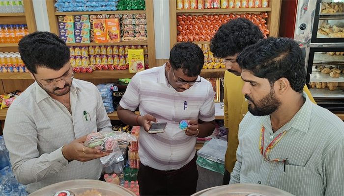 ಕೊರಟಗೆರೆಯಲ್ಲಿ ಮಯೂರ ಬೇಕರಿಗೆ ಅಧಿಕಾರಿಗಳ ದಿಢೀರ್ ದಾಳಿ: ಗೃಹ ಬಳಕೆ ಸಿಲಿಂಡರ್ ಬಳಕೆ, ಅವಧಿ ಮೀರಿದ ಚಾಕಲೇಟ್ ಪತ್ತೆ mayura