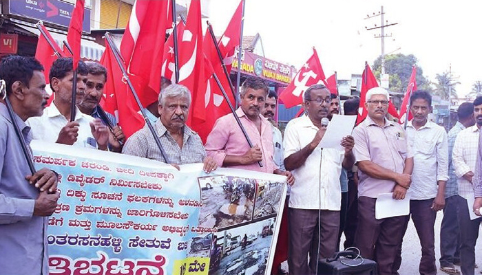 ಅಧಿಕಾರಿಗಳ ನಿರ್ಲಕ್ಷ್ಯದಿಂದ ಅಮಾಯಕ ಜನರು ಪ್ರಾಣ ಕಳೆದುಕೊಳ್ಳುತ್ತಿದ್ದಾರೆ: ರಸ್ತೆ ದುರಾವಸ್ಥೆ ವಿರುದ್ಧ ಪ್ರತಿಭಟನೆ protest
