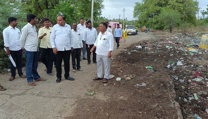 ಬೆಳಕುಣಿ ಚೌದ್ರಿ ಗ್ರಾಮದಲ್ಲಿ ನೀರಿನ ಹಾಹಾಕಾರ: ಸ್ಥಳಕ್ಕೆ ತಾಲೂಕು ಅಧಿಕಾರಿಗಳ ಭೇಟಿ, ಭರವಸೆ Aurad.jpg