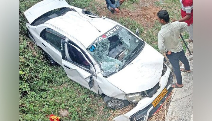 ಮಿಡಿಗೇಶಿ: ನಿಯಂತ್ರಣ ತಪ್ಪಿ ಹಳ್ಳಕ್ಕೆ ಬಿದ್ದ ಕಾರು; ಯುವಕ ಪ್ರಾಣಾಪಾಯದಿಂದ ಪಾರು! car accident