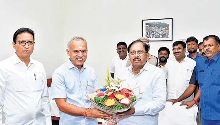 ಸರ್ಕಾರಿ ಜಾಹೀರಾತಿನಲ್ಲಿ ಫೋಟೋ ಕೈಬಿಟ್ಟ ವಿವಾದ: ಸಿಎಂ ಡಿಕೆಶಿ ಜೊತೆ ಚರ್ಚಿಸುವೆ ಎಂದ ಡಿಸಿಎಂ ಪರಮೇಶ್ವರ್ g parameshwar