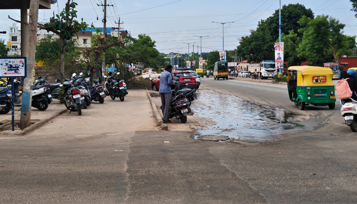 ತುಮಕೂರು: UGD ಓಪನ್ ಆಗಿ ಸಾರ್ವಜನಿಕರಿಗೆ ತೊಂದರೆ, ಪಾಲಿಕೆ ಮೌನ