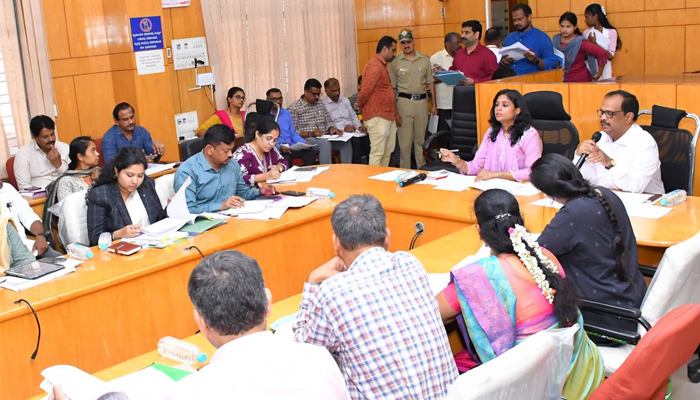ತುಮಕೂರು: ಜಿಲ್ಲಾಧಿಕಾರಿ ನೇತೃತ್ವದಲ್ಲಿ ಕಂದಾಯ ಇಲಾಖೆಯ ಪ್ರಗತಿ ಪರಿಶೀಲನಾ ಸಭೆ tumkur dc.jpg