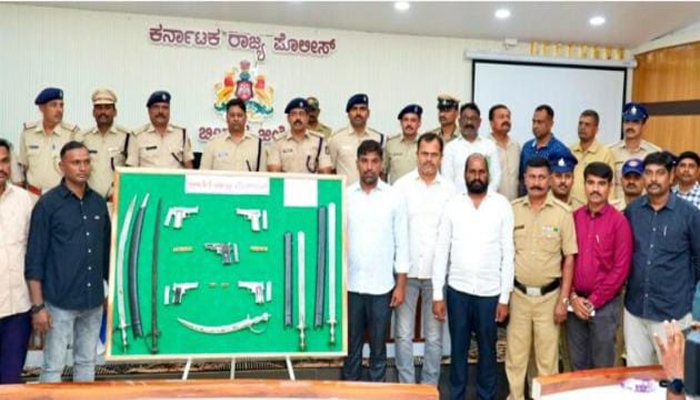 ಬೀದರ್: ಅಕ್ರಮ ಶಸ್ತ್ರಾಸ್ತ್ರ ಜಾಲ ಭೇದಿಸಿದ ಪೊಲೀಸರು; 5 ನಾಡ ಪಿಸ್ತೂಲ್, 26 ಜೀವಂತ ಗುಂಡು ಜಪ್ತಿ, ಇಬ್ಬರ ಬಂಧನ bidar