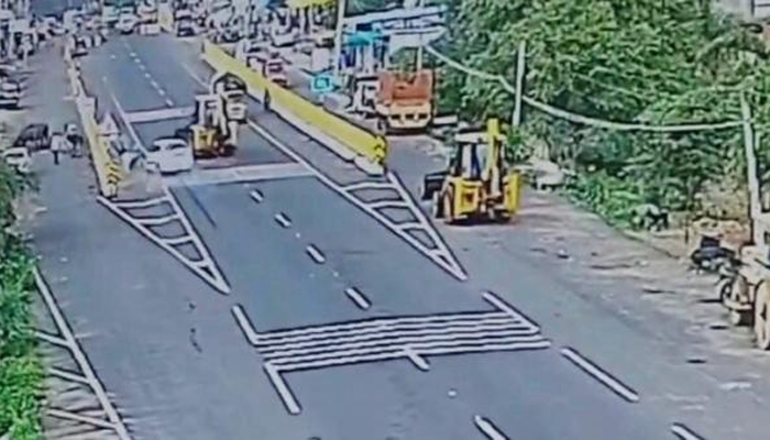 ಬೀದರ್ | ಹೆದ್ದಾರಿಯಲ್ಲಿ ಬೈಕ್ ಗೆ ಕಾರು ಡಿಕ್ಕಿ: ಭಯಾನಕ ದೃಶ್ಯ ಸಿಸಿಟಿವಿಯಲ್ಲಿ ಸೆರೆ, ಓರ್ವ ಗಂಭೀರ ಗಾಯ cc camara