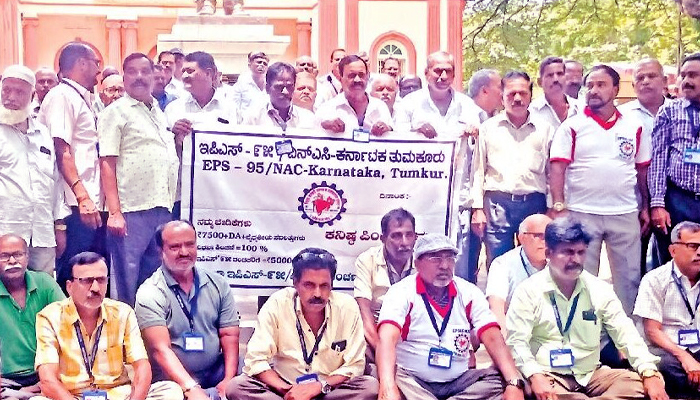 ತುಮಕೂರು: ಕೇಂದ್ರದ ವಿರುದ್ಧ ಇಪಿಎಸ್ ಪಿಂಚಣಿದಾರರ ಪ್ರತಿಭಟನೆ eps