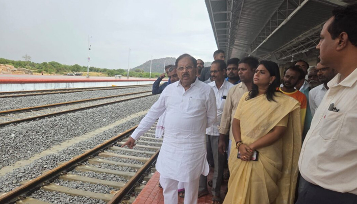 ನನೆಗುದಿಗೆ ಬಿದ್ದಿದ್ದ ರೈಲ್ವೆ ಕಾಮಗಾರಿ ಪ್ರಾರಂಭ: ಆಂಧ್ರಪ್ರದೇಶದ ರಾಯದುರ್ಗದಿಂದ ಕರ್ನಾಟಕದ ಪಾವಗಡವರೆಗೆ ಕಾಮಗಾರಿ ಪೂರ್ಣ g parameshwar