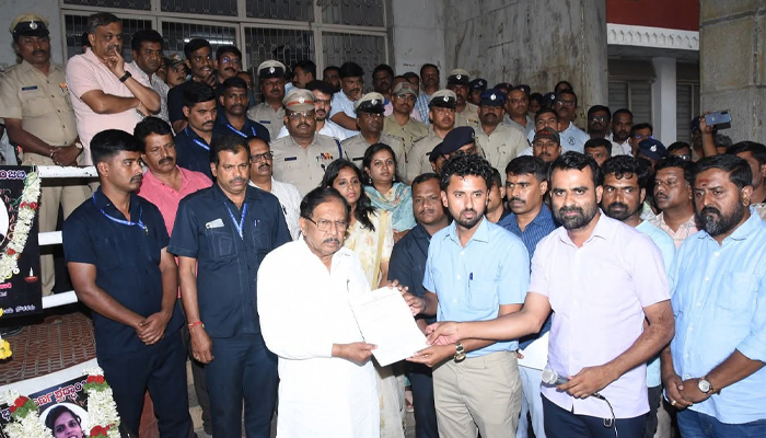 ಭುವನಾ ಸಾವಿನ ಪ್ರಕರಣ: ತಪ್ಪಿತಸ್ಥರ ವಿರುದ್ಧ ಕ್ರಮ | ನೌಕರರ ಸಮಸ್ಯೆಗಳಿಗೆ ಶಾಶ್ವತ ಪರಿಹಾರದ ಭರವಸೆ ನೀಡಿದ ಡಾ.ಜಿ.ಪರಮೇಶ್ವರ್ g parameshwar.jpg