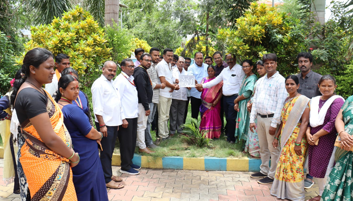 ಸಂತಪೂರ ಗ್ರಾಮದಲ್ಲಿ ‘ಗೃಹಲಕ್ಷ್ಮಿ ದಿನ’: ಸಸಿ ನೆಟ್ಟು ಚಾಲನೆ grhalakshmi yojana