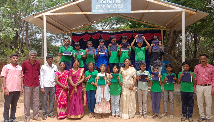 ಬಡ ಮಕ್ಕಳಿಗೆ ಸಮವಸ್ತ್ರ ವಿತರಣೆ : ಹಳೆಯ ವಿದ್ಯಾರ್ಥಿನಿ ಕಾರ್ಯಕ್ಕೆ ಮೆಚ್ಚುಗೆ koratagere