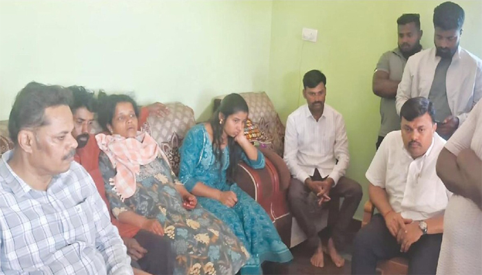 ವಿದ್ಯುತ್ ಶಾಕ್ ನಿಂದ ವಿದ್ಯಾರ್ಥಿ ಸಾವು: ತಪ್ಪಿತಸ್ಥರ ವಿರುದ್ಧ ಕ್ರಮಕ್ಕೆ ಆಗ್ರಹ koratagere