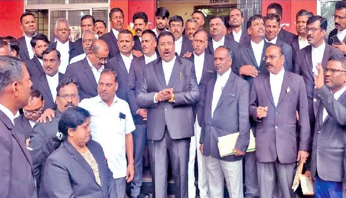 ವಕೀಲರ ಮೇಲಿನ ಹಲ್ಲೆ ಖಂಡಿಸಿ ನ್ಯಾಯಾಲಯದ ಬಳಿ ಪ್ರತಿಭಟನೆ: ಕಲಾಪದಿಂದ ಹೊರಗುಳಿದ ವಕೀಲರು lawyers protest.jpg