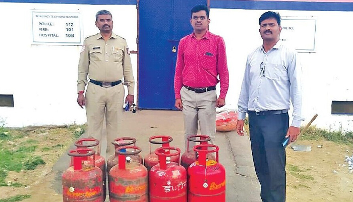 ವಾಣಿಜ್ಯ ಬಳಕೆಗೆ ಗೃಹ ಬಳಕೆ ಸಿಲಿಂಡರ್ ಬಳಕೆ: 8 ವಶ lpg