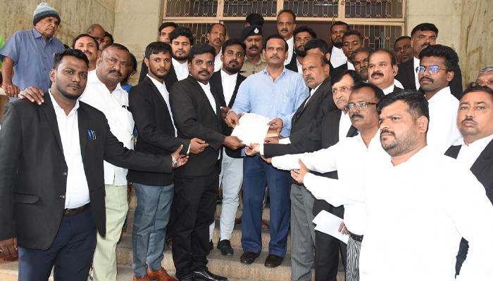 ನೀಟ್ ಹಗರಣ: ಧಮೇಂದ್ರ ಪ್ರಧಾನ್ ರಾಜೀನಾಮೆಗೆ ಆಗ್ರಹಿಸಿ ತುಮಕೂರಿನಲ್ಲಿ ಕಾಂಗ್ರೆಸ್ ವಕೀಲರ ಘಟಕದಿಂದ ಪ್ರತಿಭಟನೆ tumakuru protest
