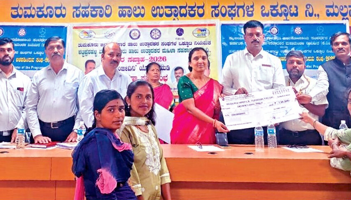 ಗ್ರಾಮೀಣ ಮಹಿಳೆಯರು ಅಭಿವೃದ್ಧಿ ಯೋಜನೆಗಳ ಪ್ರಯೋಜನ ಪಡೆಯಿರಿ: ತುಮಕೂರು ಹಾಲು ಒಕ್ಕೂಟದ ನಿರ್ದೇಶಕ ನಂಜೇಗೌಡ ಕರೆ tumakuru