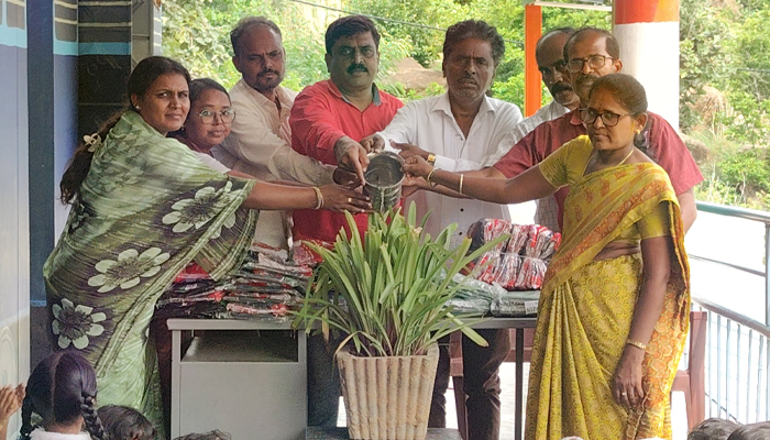 ಗಿರಿನಗರ ಸರ್ಕಾರಿ ಶಾಲೆ ಅಭಿವೃದ್ಧಿಗೆ ₹1 ಲಕ್ಷ ದೇಣಿಗೆ ಘೋಷಿಸಿದ ಸಮಾಜ ಸೇವಕ ಸದಾನಂದ Girinagara school.jpg