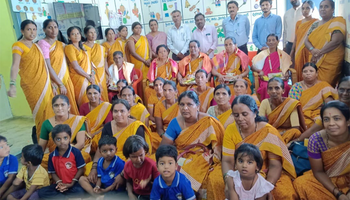 ಮಧುಗಿರಿ: ಸೇವಾ ನಿವೃತ್ತ ಅಂಗನವಾಡಿ ಕಾರ್ಯಕರ್ತೆಯರು, ಸಹಾಯಕಿಯರಿಗೆ ಬೀಳ್ಕೊಡುಗೆ anganavadi.jpg