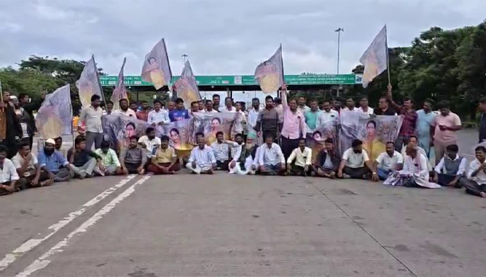ಲಕ್ಷ್ಮೀ ಹೆಬ್ಬಾಳ್ಕರ್ಗೆ ಸಚಿವ ಸ್ಥಾನ ಮಿಸ್: ಹಿರೇಬಾಗೇವಾಡಿ ಟೋಲ್ ಬಂದ್ ಮಾಡಿ ಅಭಿಮಾನಿಗಳಿಂದ ಪ್ರತಿಭಟನೆ belagavi