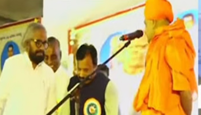 ಸಚಿವ ಈಶ್ವರ ಖಂಡ್ರೆ ಆಗಮನ ವೇಳೆ ಗದ್ದಲ: ಮುಜುಗರದಿಂದ ಪ್ರವಚನ ಅರ್ಧಕ್ಕೇ ನಿಲ್ಲಿಸಿ ವೇದಿಕೆಯಿಂದ ನಿರ್ಗಮಿಸಿದ ಶ್ರೀ ಗವಿಸಿದ್ಧೇಶ್ವರ ಸ್ವಾಮೀಜಿ! gavi siddeshwara
