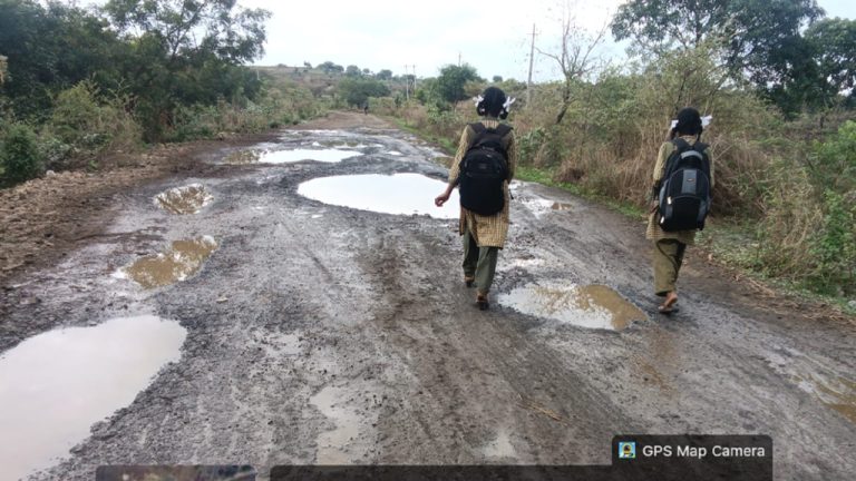 ಬೆಳಕುಣಿ (ಚೌದ್ರಿ)–ಮುಂಗನಾಳ ರಸ್ತೆ ಹದಗೆಟ್ಟು ಸಂಚಾರಕ್ಕೆ ಸಂಚಕಾರ: ತಕ್ಷಣ ದುರಸ್ತಿಗೆ ಜೀವನ್ ಮಾಳೆಗೆ ಆಗ್ರಹ road