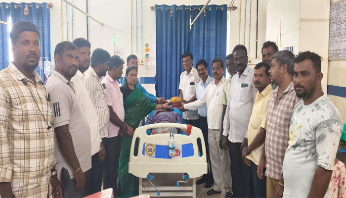 ಸರಗೂರು: ಸಾರ್ವಜನಿಕ ಆಸ್ಪತ್ರೆಯಲ್ಲಿ ರೋಗಿಗಳಿಗೆ ಹಣ್ಣು ಹಂಪಲು ವಿತರಿಸಿ ಸಂಸದ ಸುನೀಲ್ ಬೋಸ್ ಹುಟ್ಟುಹಬ್ಬ ಆಚರಣೆ saragur.jpg