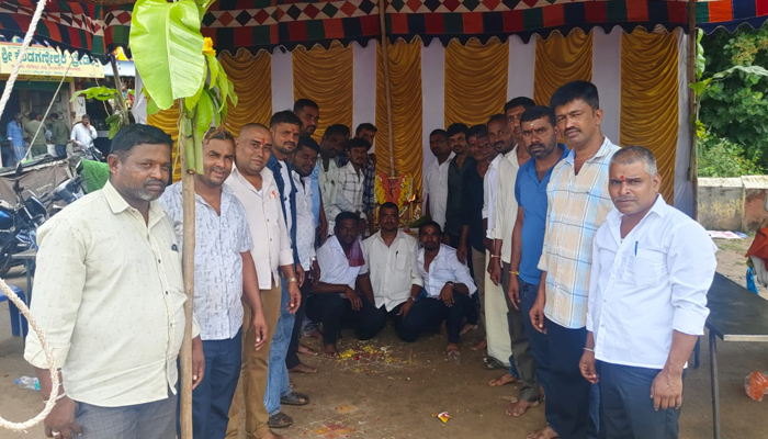 ಸರಗೂರು: ಮೂರನೇ ಆಷಾಢ ಶುಕ್ರವಾರ -– ವಾಹನ ಚಾಲಕರ ಸಂಘದಿಂದ ವಿಶೇಷ ಪೂಜೆ ಹಾಗೂ ಖಾಕಿ ಸಮವಸ್ತ್ರ ವಿತರಣೆ saraguru
