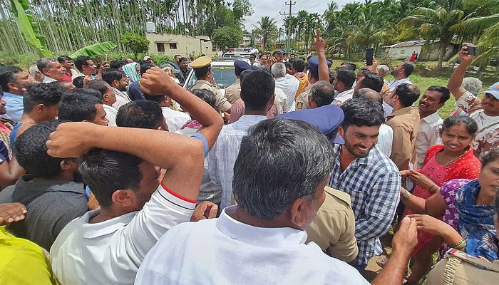 ಬೆಂಗಳೂರು ಗ್ರಾಮಾಂತರಕ್ಕೆ ಹೇಮಾವತಿ ನೀರು ತಿರುಗಿಸುವ ಆರೋಪ: ತುಮಕೂರಿನಲ್ಲಿ ತೀವ್ರ ಪ್ರತಿಭಟನೆ, ಸಚಿವ ಪರಮೇಶ್ವರ್ ಕಾರಿಗೆ ಮುತ್ತಿಗೆ tumakuru.jpg