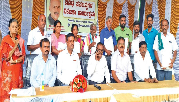 ಬರ ಪರಿಸ್ಥಿತಿಯಲ್ಲಿ ಹೈನುಗಾರಿಕೆ ಆಸರೆ: ತುಮುಲ್ ನಿರ್ದೇಶಕ ಸಂಜೀವಗೌಡ tumul