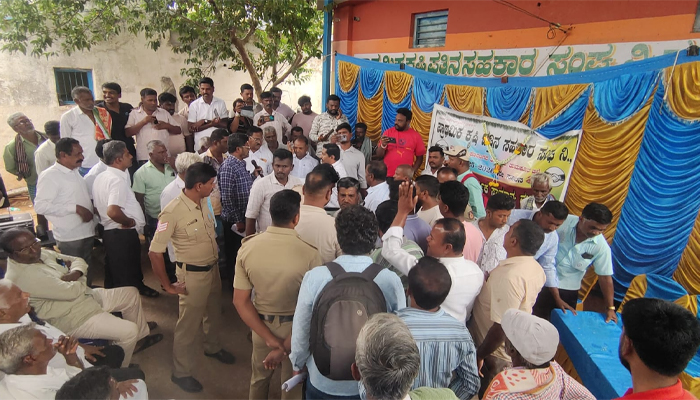 ಮಾವತ್ತೂರು ಸೊಸೈಟಿ ಸರ್ವ ಸದಸ್ಯರ ಸಭೆ ರಣರಂಗ: ಕಾರ್ಯದರ್ಶಿ ವಿರುದ್ಧ ಗಂಭೀರ ಆರೋಪ, ಅರ್ಧದಲ್ಲೇ ಸಭೆ ಮುಂದೂಡಿಕೆ! mavattur society