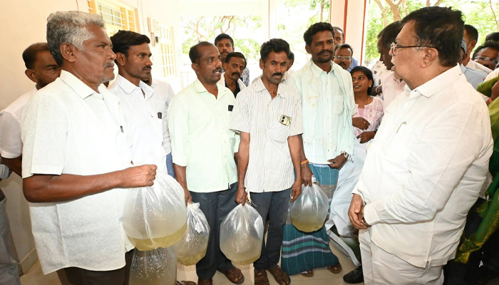 ಮಧುಗಿರಿ: ಕೃಷಿ ಹೊಂಡ ಫಲಾನುಭವಿಗಳಿಗೆ ಮೀನು ಮರಿಗಳ ವಿತರಣೆ ಹಾಗೂ ‘ಅಕ್ಷರ ಅಮೃತ’ ಯೋಜನೆ ಪರಿಶೀಲನೆ k n rajanna