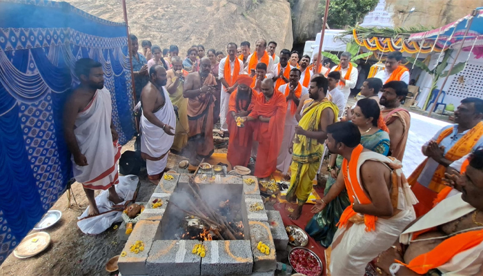 ಮಹಾ ಕುಂಭಾಭಿಷೇಕ ಧಾರ್ಮಿಕ ಕಾರ್ಯಕ್ರಮಕ್ಕೆ ಸಿದ್ದರಬೆಟ್ಟದ ಶ್ರೀಗಳಿಂದ ಚಾಲನೆ kumbhabhishekha