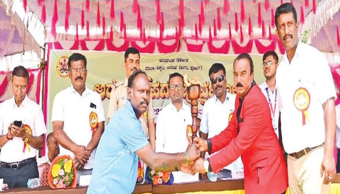 ಕ್ರೀಡಾಪಟುಗಳ ಸ್ನೇಹ ಸಂಕೇತದ ಕೊಂಡಿ ಕ್ರೀಡೆ: ಪ.ಪೂ. ಕಾಲೇಜುಗಳ ಕ್ರೀಡಾ ಕೂಟಕ್ಕೆ ಚಾಲನೆ ನೀಡಿ ತಹಶೀಲ್ದಾರ್ kunigal